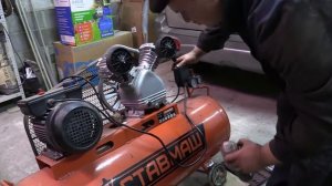 как правильно заменить масло в воздушном компрессоре! на примере Ставмаш КР 1 100-460