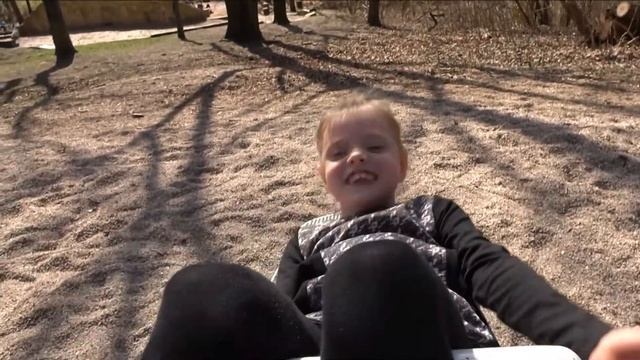 Элина и белки в парке. Разминка перед тренировкой. смотреть онлайн