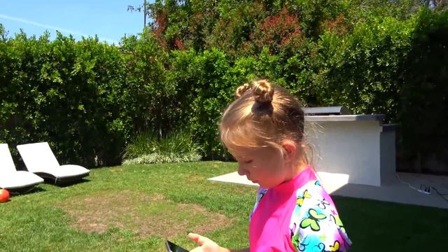 ПОДПИСЧИКИ УПРАВЛЯЮТ моим Челленджем ОБЫЧНОЕ против НАДУВНОГО ! Папа УКРАЛ туфли ! смотреть онлайн