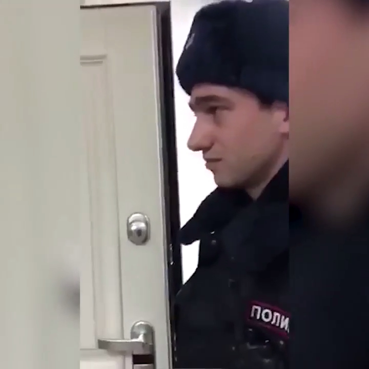 Сын главы следственного комитета Волгоградской области встречает московскую полицию смотреть онлайн