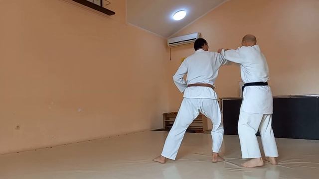 Полезный прием из боевого самбо: 1-я защита от удара ножом наотмашь A Technique From Combat Sambo