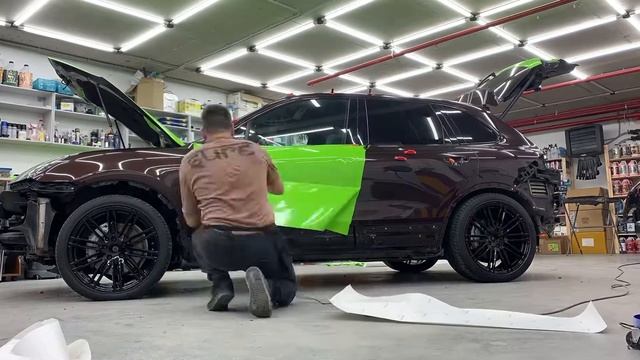 Немного быстрого процесса с полной оклейки Porsche Cayenne смотреть онлайн