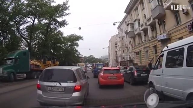 VL ru - Автобус с пассажирами во Владивостоке объехал пробку по встречной полосе смотреть онлайн
