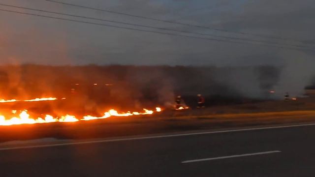 Горит трава вдоль Южного обхода Н.Новгорода, 12.04.2016 смотреть онлайн
