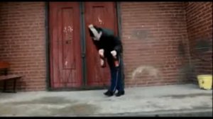 Танец джига-дрыга. Танцует.... ОН.