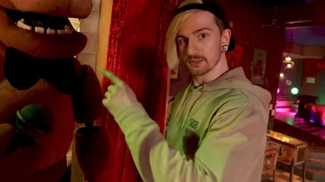 I WENT TO THE FNAF MOVIE SET!!! (FNAF Movie Set VLOG) смотреть онлайн