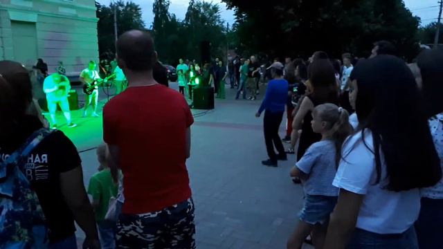 Бабуля отжигает под тяжёлый рок смотреть онлайн