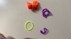 Плетём бабочку из резинок:)