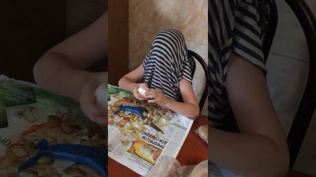 Лайфхак как очистить лук без слёз смотреть онлайн