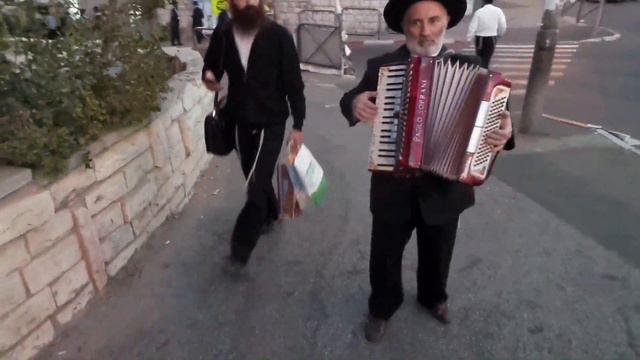 Happy Man Plays Accordion | счастливый человек играет аккордеон | אדם מאושר מנגן אקורדיון смотреть онлайн