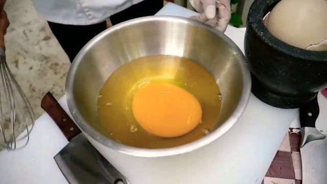 Тайская Еда - Омлет из Страусиного Яйца, Бангкок Таиланд. смотреть онлайн