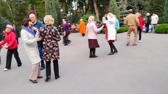 Я и Сара Танцы в парке Горького Харьков Октябрь 2021 смотреть онлайн