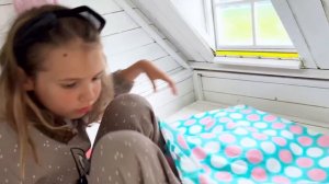 Папа купил Максу и Кате новый двухэтажный домик