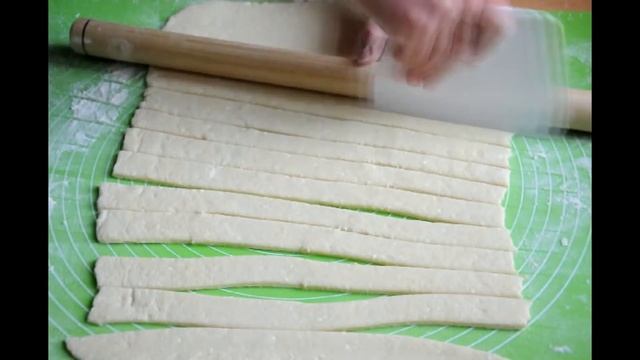 ТВОРОЖНЫЕ КОСИЧКИ! ШИКАРНОЕ ТЕСТО ДЛЯ ПЛЮШЕК, ВАТРУШЕК И БУЛОЧЕК! смотреть онлайн