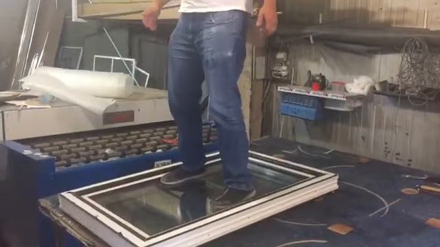 Демонстрация прочности стеклопакета и штапика окна. смотреть онлайн