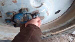 Как правильно открутить и закрутить гайки в колесах тракторов !