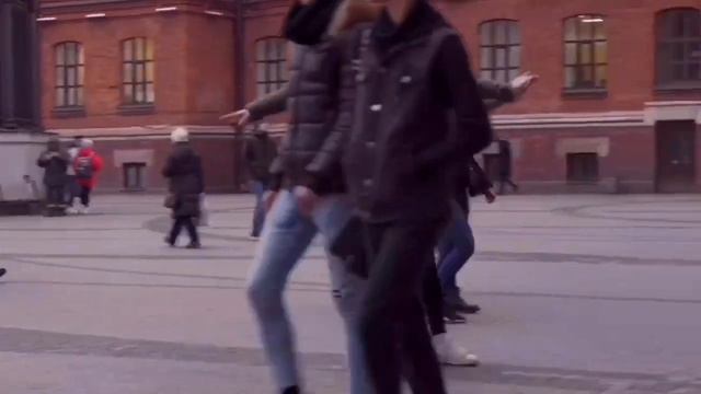 Что будет, если мужик наденет лосины. Балет на улицах Петербурга. смотреть онлайн