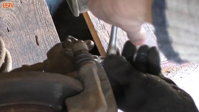 КАК ВЫКРУТИТЬ ШТУЦЕР ИЗ СУППОРТА смотреть онлайн