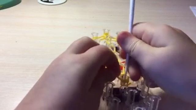 Плетение смайла на станке смотреть онлайн