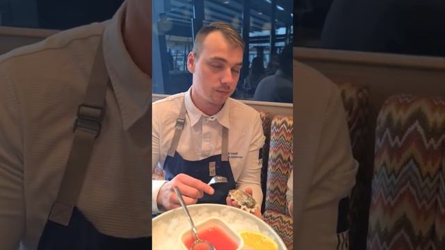 Анатолий Рублевка показывает как правильно есть устрицы