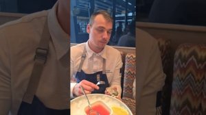 Анатолий Рублевка показывает как правильно есть устрицы