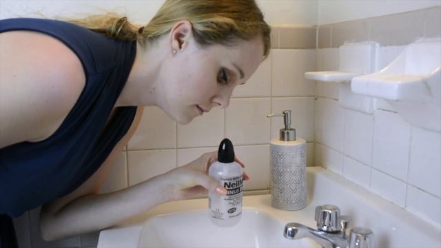 How to Perform a Sinus Rinse смотреть онлайн