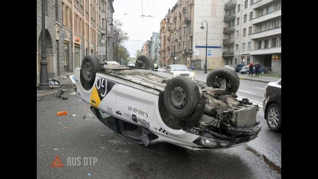В Петербурге машина такси врезалась в светофорный столб смотреть онлайн