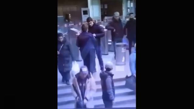 Контролерша нарушила первой. Парень просто защищался. Теплый стан смотреть онлайн