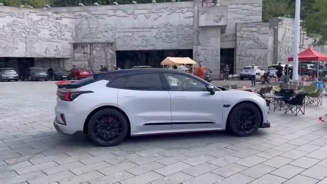 Zeekr 001 FR performing 360° tank turn in China смотреть онлайн