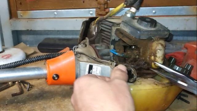 How to replace Purge Primer Bulb and air filter on a String trimmer Husqvarna 323R смотреть онлайн