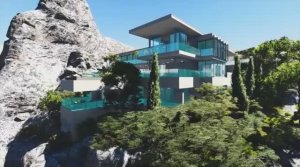 Вилла на море в скалах, современный дизайн, стиль хайтэк