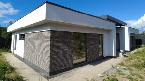 Дом с плоской кровлей из полистиролбетонных блоков. Декоративная штукатурка, ригельная плитка СФТК