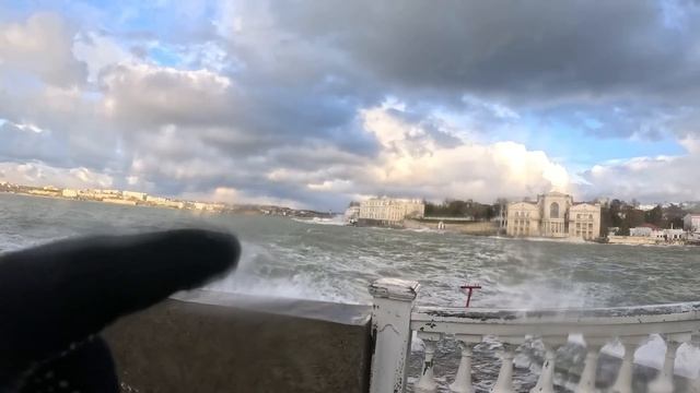 ПОСЛЕДСТВИЯ МОЩНОГО ШТОРМА в Севастополе ОГРОМНЫЕ ВОЛНЫ в ЦЕНТРЕ. Крым глазами местных от крымчани смотреть онлайн