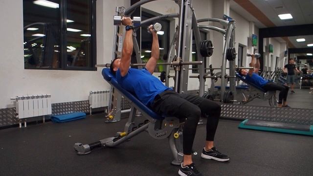жим гантелей на скамье под углом 30 градусов (гибридный) смотреть онлайн