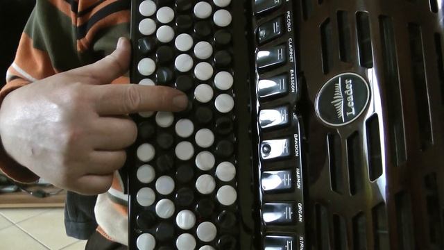 У СОЛДАТА ВЫХОДНОЙ - Разбор на БАЯНЕ смотреть онлайн