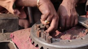 Этот коренной житель зарабатывает на жизнь ремонтом пластин сцепления грузовика.mp4