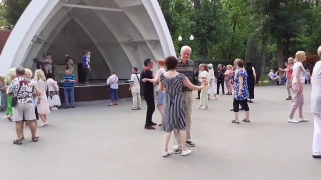 А Я УЗНАЛА ИНТЕРЕСНЫЙ МОМЕНТ! ТАНЦЫ В ПАРКЕ ГОРЬКОГО ХАРЬКОВ смотреть онлайн