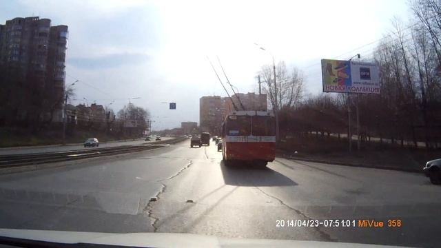 Металлические штыри торчат из асфальта на улице Кирова в Ижевске смотреть онлайн