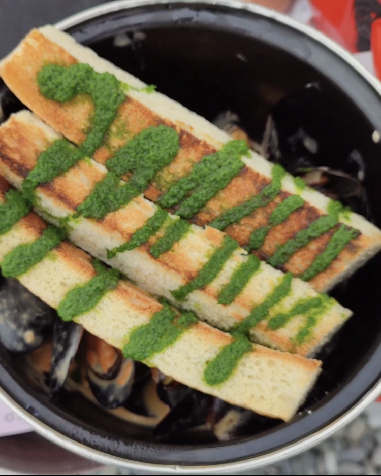 Мидии в соусе  #сочи #еда #рецепт #соус  #мидии  #фастфуд  #море  #морепродукты  #багет  #томям