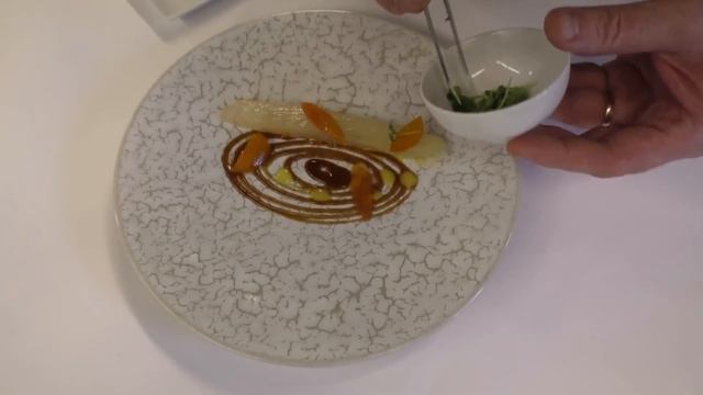 Cyril Molard prepares a starter at his Michelin star Ma Langue Sourit смотреть онлайн