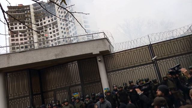 Дымовую шашку кинули в консульства России смотреть онлайн