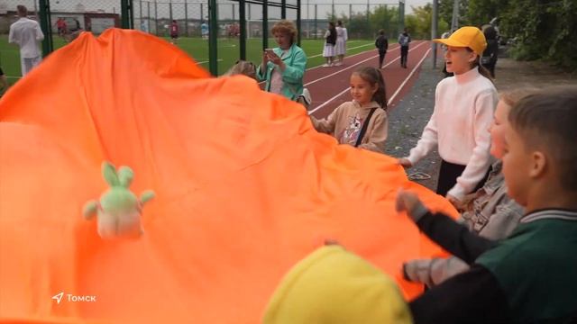 У школы №67 открыли стадион смотреть онлайн