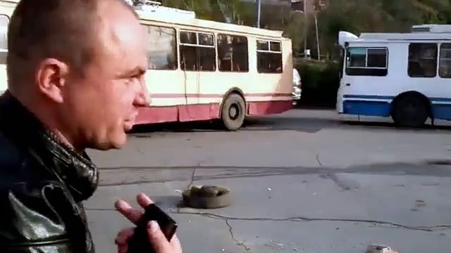Владивосток ул. Русская блокировал движение троллейбусов смотреть онлайн