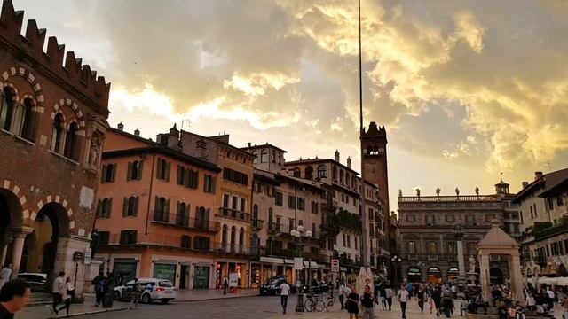 İtalya, Verona, Delle Erbe Meydanı, Italy, Delle Erbe Square, Italia, Piazza Delle Erbe, смотреть онлайн