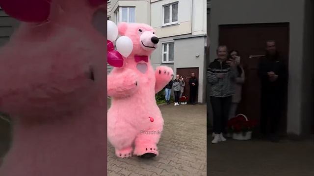 Девочки любят розовый ❤️ Поздравление от розового мишки с днем рождения в Минске смотреть онлайн