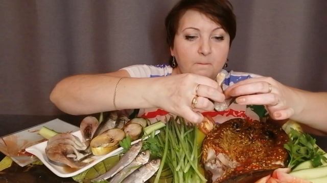 Мукбанг. Рыбка золотая (красноглазка копченая) , малосольная и вяленая смотреть онлайн