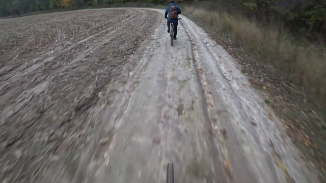 Как заклеить камеру на велосипеде в дороге Прокол колеса Снимаем покрышку Упал в грязь смотреть онлайн