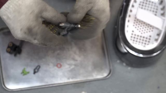 【トゥデイAF67】症状別トラブル修理｜走ってて急にエンスト原因追及方法：ＦＩ詰まりパターン時の洗浄方法｜超音波洗浄機編　※フューエルインジェクションが詰まったらこうなる。 смотреть онлайн
