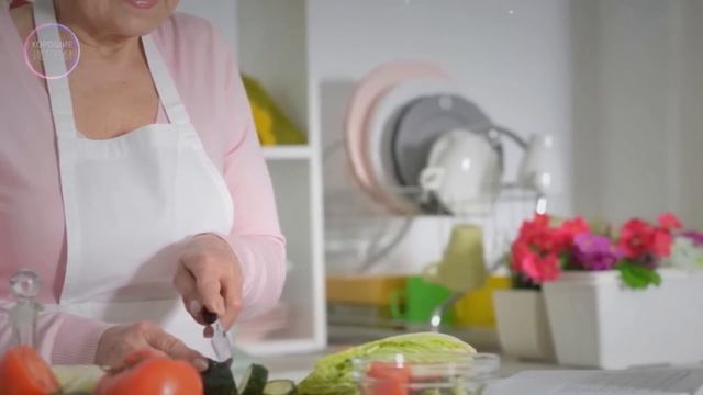 Фармацевт кричала на старушку узнав, что у той не хватало денег на лекарство. А вторая решила... смотреть онлайн