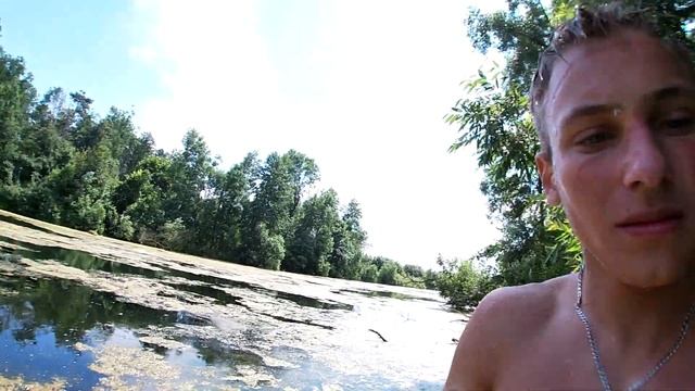 ПОДВОДНАЯ ОХОТА НА ОГРОМНЫХ РАКОВ | ВАРЮ РАКОВ В ЛЕСУ смотреть онлайн